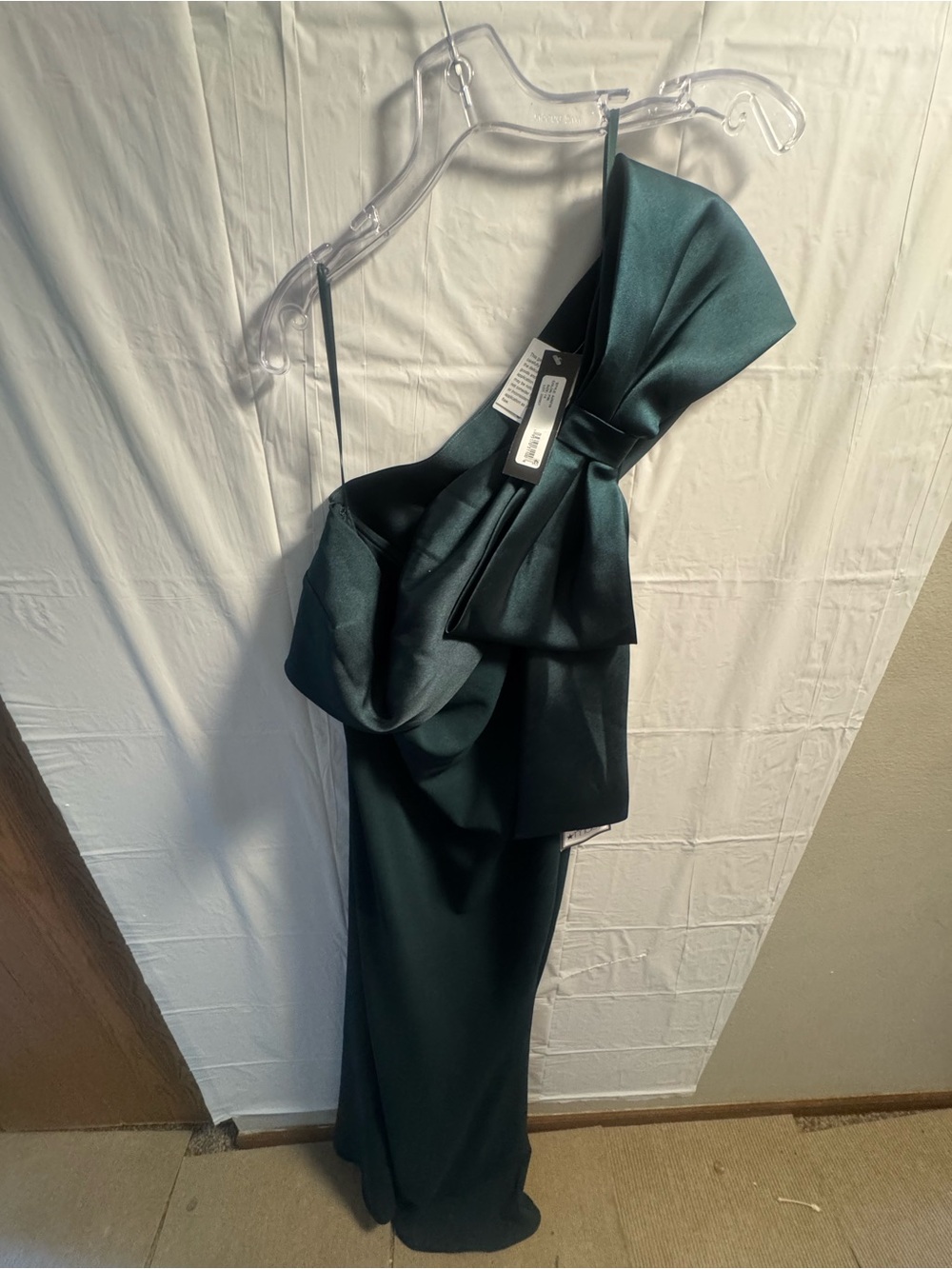 Elegant One-Shoulder Dark Green Satin Evening Dress with Bow Detail